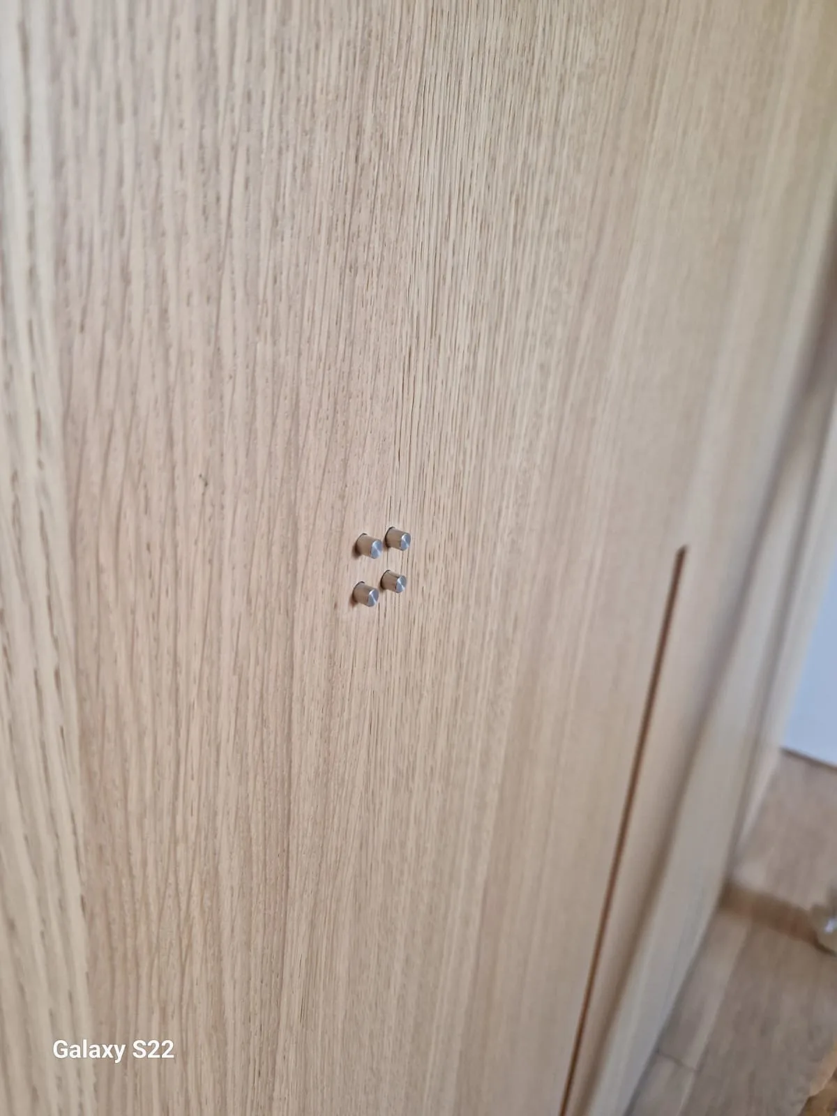 Wyłączniki oświetlenia ukryte w drzwiczkach